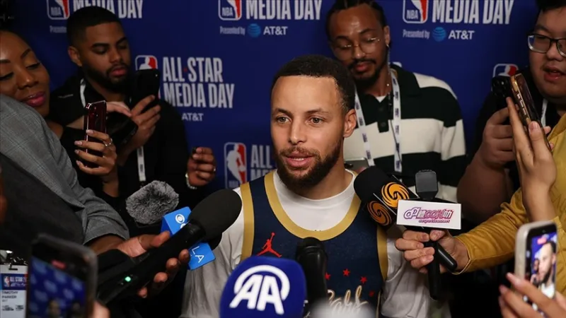 Stephen Curry puhuu ennen NBA:n All-Star-peliä