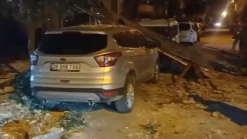 Une forte tempête a affecté la vie à Manisa