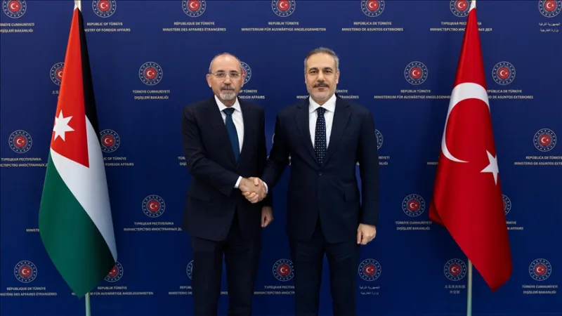 Le ministre Fidan a discuté de la situation en Palestine avec le ministre jordanien des Affaires étrangères al-Safedi