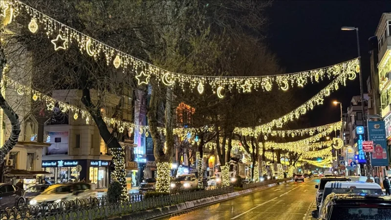 À Fatih, la rue Fevzipaşa a été décorée pour le Ramadan.