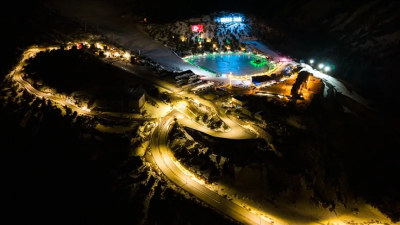 Le centre de ski Ergan Mountain Ski Centre à Erzincan a été spécialement illuminé pour le Ramadan.