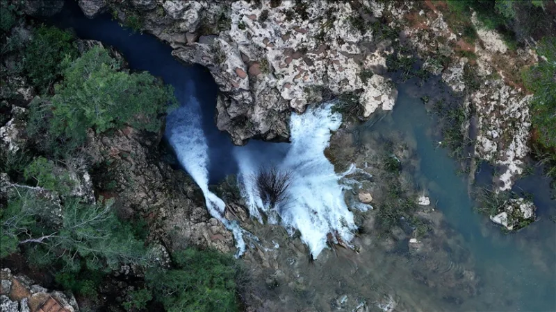 La chute d'eau de Güver à Antalya ravivée par la pluie