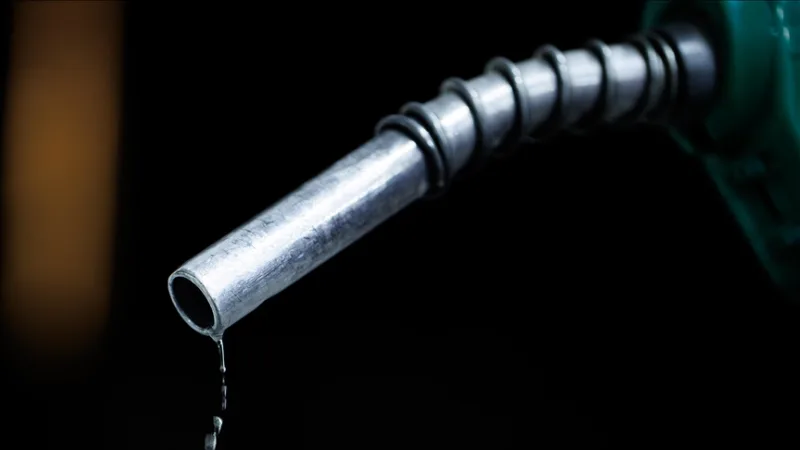 Повідомляється, що на деяких автозаправних станціях у Великій Британії спостерігаються «тимчасові обмеження постачання»