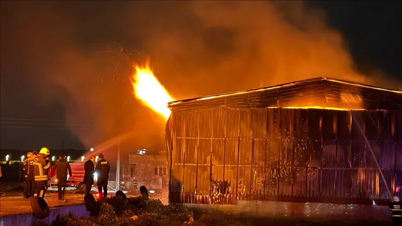 У місті Османіє триває гасіння пожежі на паперовій фабриці