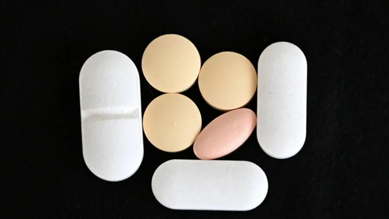 في الوقت الذي فرضت فيه الولايات المتحدة رسوم جمركية بنسبة 100% على بعض الأدوية المستوردة المحمية ببراءات اختراع، قامت بتنظيم التعريفات الجمركية على المعادن