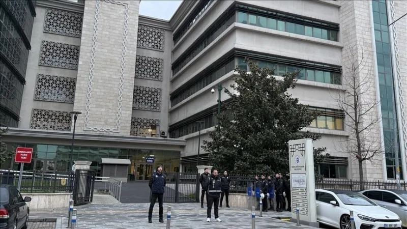 부르사 광역시장 무스타파 보즈베이와 용의자 56명이 법원으로 송치되었다